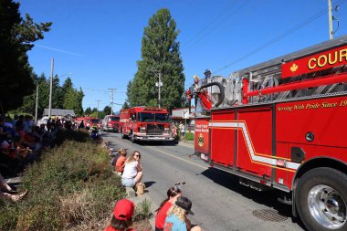 7-1-2025: Courtenay, British Columbia, Kanada: Kanada Günü Geçidi