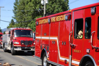 7-1-2025: Courtenay, British Columbia, Kanada: Kanada Günü Geçidi