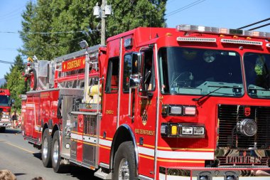 7-1-2025: Courtenay, British Columbia, Kanada: Kanada Günü Geçidi