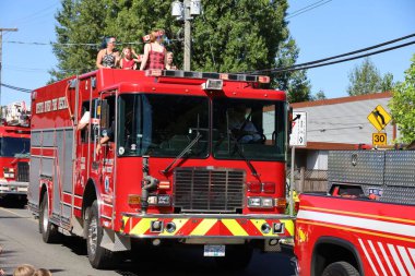 7-1-2025: Courtenay, British Columbia, Kanada: Kanada Günü Geçidi