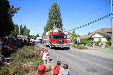7-1-2025: Courtenay, British Columbia, Kanada: Kanada Günü Geçidi