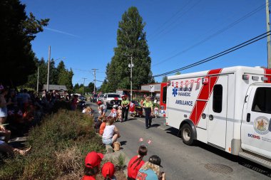 7-1-2025: Courtenay, British Columbia, Kanada: Kanada Günü Geçidi