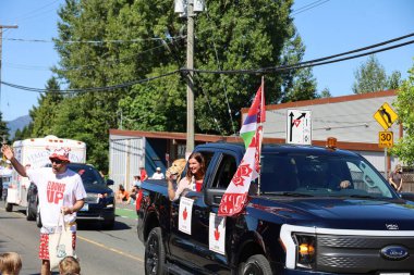 7-1-2025: Courtenay, British Columbia, Kanada: Kanada Günü Geçidi