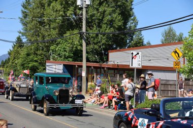 7-1-2025: Courtenay, British Columbia, Kanada: Kanada Günü Geçidi
