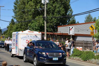 7-1-2025: Courtenay, British Columbia, Kanada: Kanada Günü Geçidi