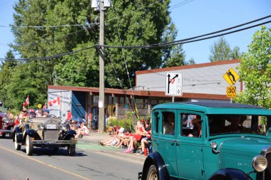 7-1-2025: Courtenay, British Columbia, Kanada: Kanada Günü Geçidi