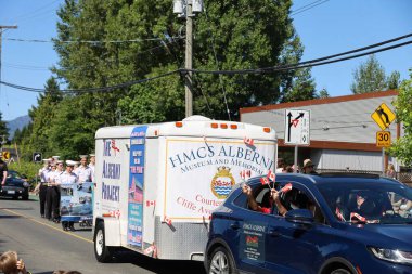 7-1-2025: Courtenay, British Columbia, Kanada: Kanada Günü Geçidi