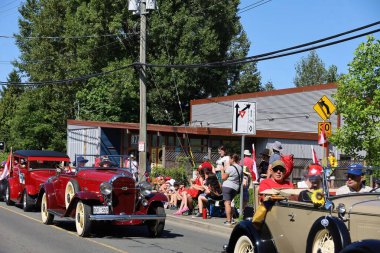 7-1-2025: Courtenay, British Columbia, Kanada: Kanada Günü Geçidi