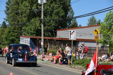 7-1-2025: Courtenay, British Columbia, Kanada: Kanada Günü Geçidi