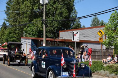 7-1-2025: Courtenay, British Columbia, Kanada: Kanada Günü Geçidi