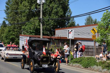 7-1-2025: Courtenay, British Columbia, Kanada: Kanada Günü Geçidi