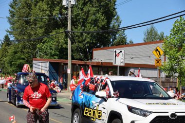 7-1-2025: Courtenay, British Columbia, Kanada: Kanada Günü Geçidi