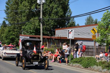 7-1-2025: Courtenay, British Columbia, Kanada: Kanada Günü Geçidi