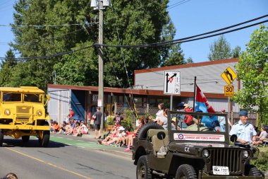 7-1-2025: Courtenay, British Columbia, Kanada: Kanada Günü Geçidi