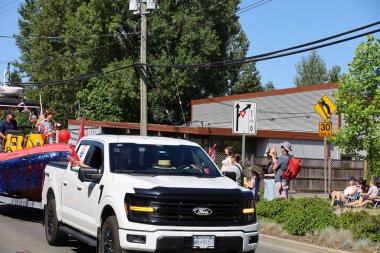 7-1-2025: Courtenay, British Columbia, Kanada: Kanada Günü Geçidi