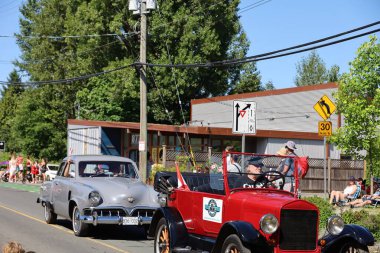 7-1-2025: Courtenay, British Columbia, Kanada: Kanada Günü Geçidi