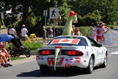 7-1-2025: Courtenay, British Columbia, Kanada: Kanada Günü Geçidi