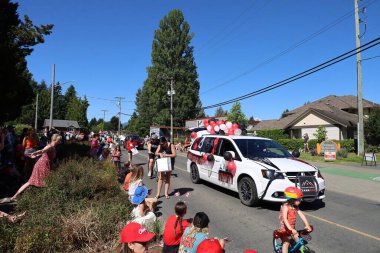 7-1-2025: Courtenay, British Columbia, Kanada: Kanada Günü Geçidi