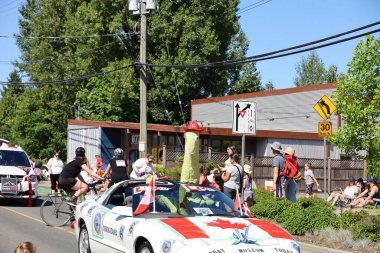 7-1-2025: Courtenay, British Columbia, Kanada: Kanada Günü Geçidi