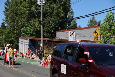 7-1-2025: Courtenay, British Columbia, Kanada: Kanada Günü Geçidi