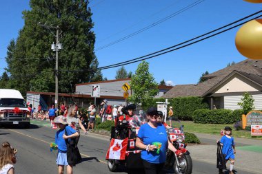 7-1-2025: Courtenay, British Columbia, Kanada: Kanada Günü Geçidi