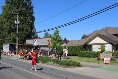 7-1-2025: Courtenay, British Columbia, Kanada: Kanada Günü Geçidi
