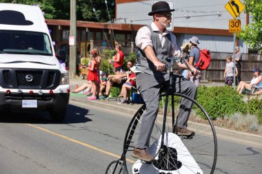 7-1-2025: Courtenay, British Columbia, Kanada: Kanada Günü Geçidi