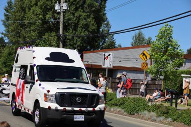 7-1-2025: Courtenay, British Columbia, Kanada: Kanada Günü Geçidi