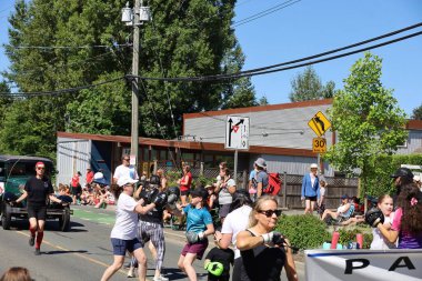 7-1-2025: Courtenay, British Columbia, Kanada: Kanada Günü Geçidi
