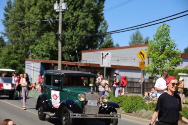 7-1-2025: Courtenay, British Columbia, Kanada: Kanada Günü Geçidi