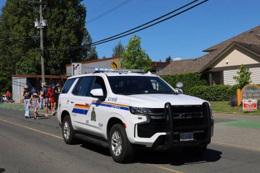 7-1-2025: Courtenay, British Columbia, Kanada: Kanada Günü Geçidi