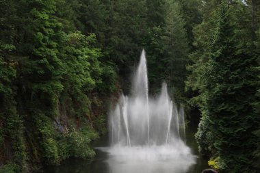 7-5-2025: Victoria, British Columbia, Kanada: Buchart bahçelerinde dans eden çeşmeler