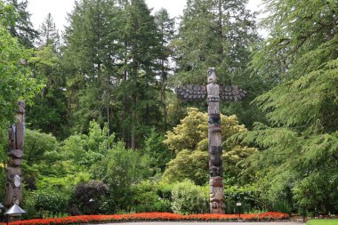 7-5-2025: Victoria, British Columbia, Kanada: Buchart bahçelerinde totem direkleri