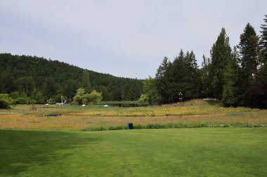 7-5-2025: Victoria, British Columbia, Kanada: Buchart bahçelerinde totem direkleri