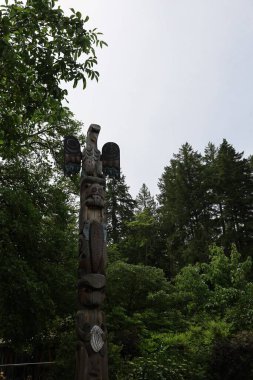 7-5-2025: Victoria, British Columbia, Kanada: Buchart bahçelerinde totem direkleri