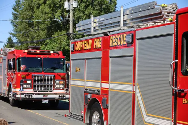 7-1-2025: Courtenay, British Columbia, Kanada: Kanada Günü Geçidi