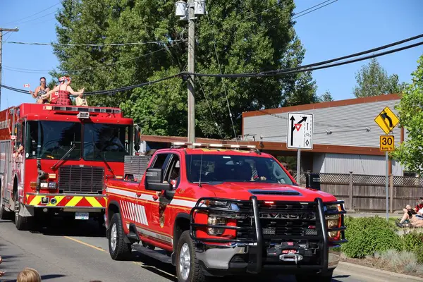 7-1-2025: Courtenay, British Columbia, Kanada: Kanada Günü Geçidi