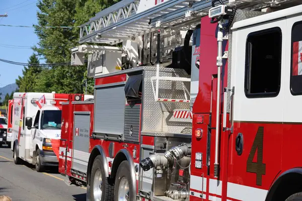 7-1-2025: Courtenay, British Columbia, Kanada: Kanada Günü Geçidi