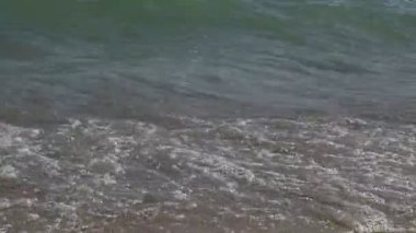 Açık deniz dalgaları kumlu kıyıları siler. Karadeniz 'deki su köpüğü. Deniz tatil beldesi, yaz deniz manzarası, denizlerin çevre koruması