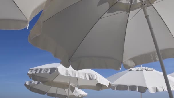 Білі Пляжні Парасольки Фоні Блакитного Неба Захист Від Сонячного Світла — стокове відео