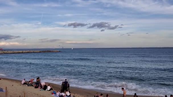 巴塞罗那拥挤的海滩上 当地居民和游客在海里游泳 并在最长的时间里放松下来 巴塞罗那W酒店 西班牙巴塞罗那著名的圣塞巴斯蒂安海滩全景10 2021 — 图库视频影像