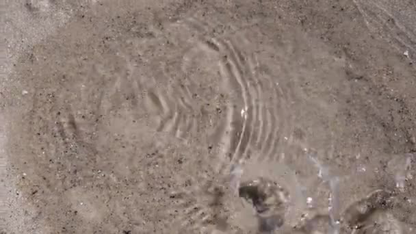 Капли Воды Падают Лужу Чистом Песке Морском Пляже Крупным Планом — стоковое видео