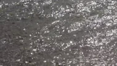 Deniz dalgaları kumsalda kumlu kıyıları siler. Karadeniz suları kapanıyor. Deniz tatili geçmişi. Sörf dalgalarında güneş ışığı. Deniz ve okyanusun su çevresi koruması