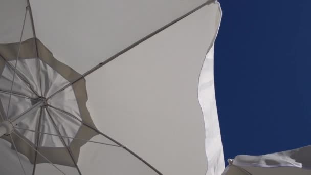 Vista Desde Debajo Sombrillas Blancas Fondo Azul Del Cielo Cámara — Vídeo de stock