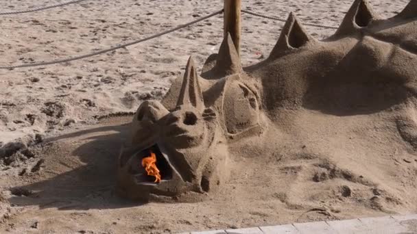 Escultura Arena Playa Forma Dragón Respirador Fuego Con Quemadura Fuego — Vídeos de Stock