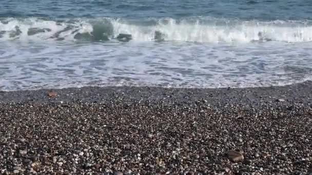 Beyaz Deniz Köpüklü Çakıl Taşı Plajı Deniz Dalgaları Akdeniz Kıyısının — Stok video