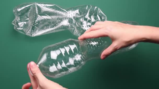 Pov Weibliche Hände Zerknüllen Und Zerquetschen Transparente Plastikflaschen Für Das — Stockvideo