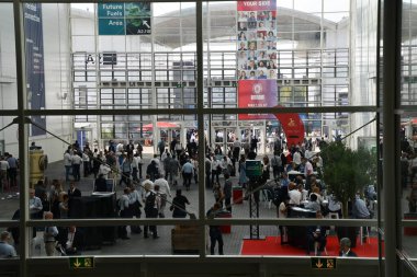 Deniz Ticaret Fuarı SMM 2024 'ün sergisindeki ziyaretçi kalabalığı. Gemi yapımı, Makine ve Deniz Teknolojileri Ticaret Fuarı. Deniz Endüstrisi Sergi Salonu Hamburg Almanya 09 04 2024