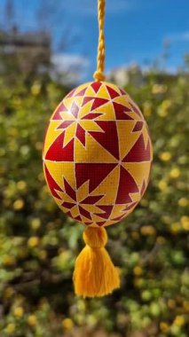 Ukrayna piranası geleneksel Paskalya temalarını sembolize ederek kırmızı ve sarı geometrik desenler sergiliyor.