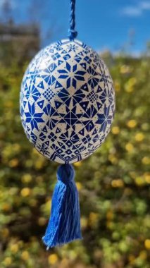 Geleneksel paskalya yumurtalarının özünü somutlaştıran geleneksel mavi ve beyaz desenler sergiliyor.